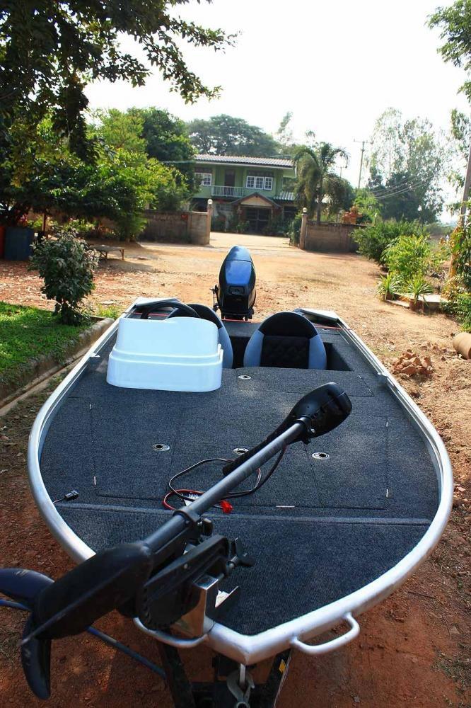  [b] Bass Boat Quintrex 350 Explorer

หน้าหัวเรือ มี 3 ช่องเก็บของครับ ซ้าย-ขวา เปิดได้ ใส่ของได้เ