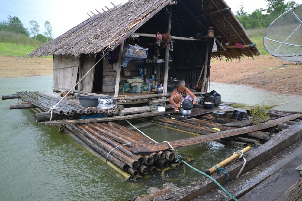 [center]ในที่สุดเราก็ทนทานไม่ไหว รีบบึ่งเรือกลับแพที่พัก แต่ไม่ทันค่ะ ลมแรงมากเราออกไปไม่ได้ เราก็ต้