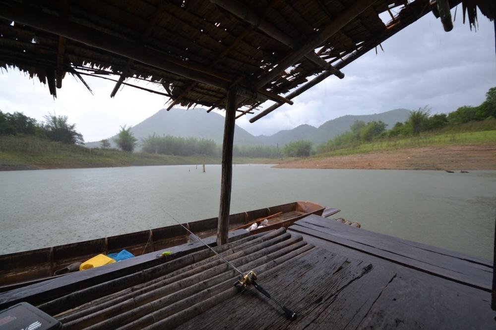 [center]เราต้องรอฝนที่นีจนค่ำ พอฝนซาเราก็ลุยกลับแพที่พักกันต่อค่ะ[/center]