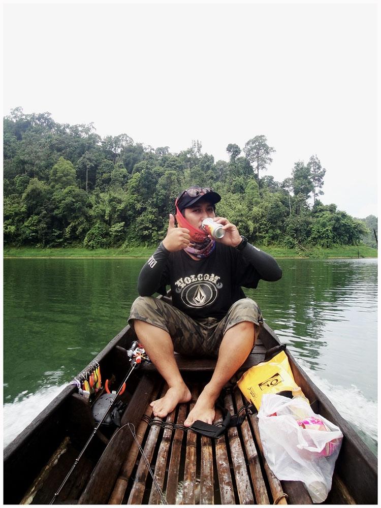 มาที่กล้องของเรือพี่ตุ๊กแกครับ  

น้องโจเติมแอลกอฮอร์แต่เช้า   เป็นน้องที่ทำลายเบียร์เก่งมาก กินแล