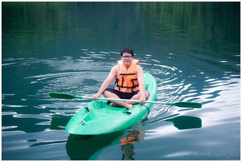 เรือแคนูก็มีให้พายเล่นครับ  ตามสบาย :grin: