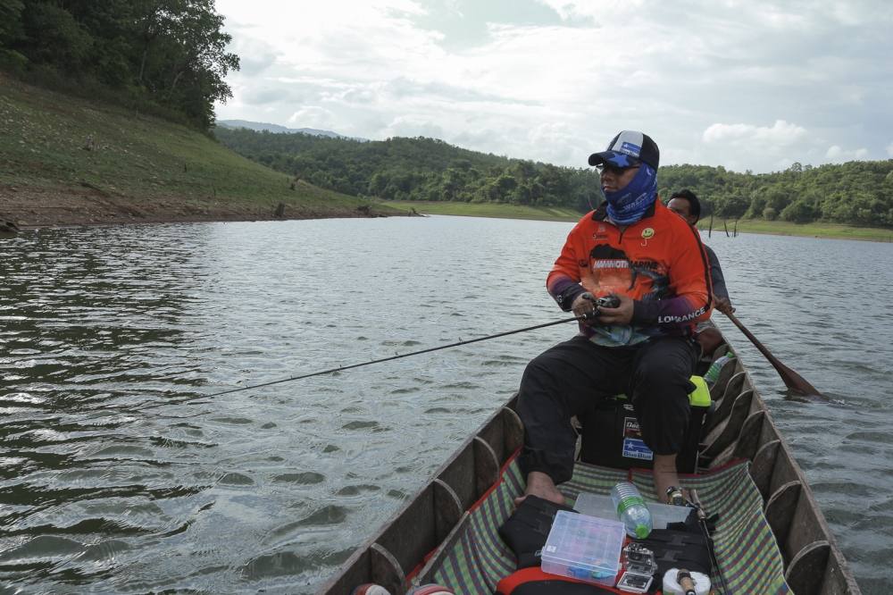  [center]ระหว่างทาง เจอเรือพี่ยุทธ ตกชะโดอยู่เลยแวะแจมส์[/center]