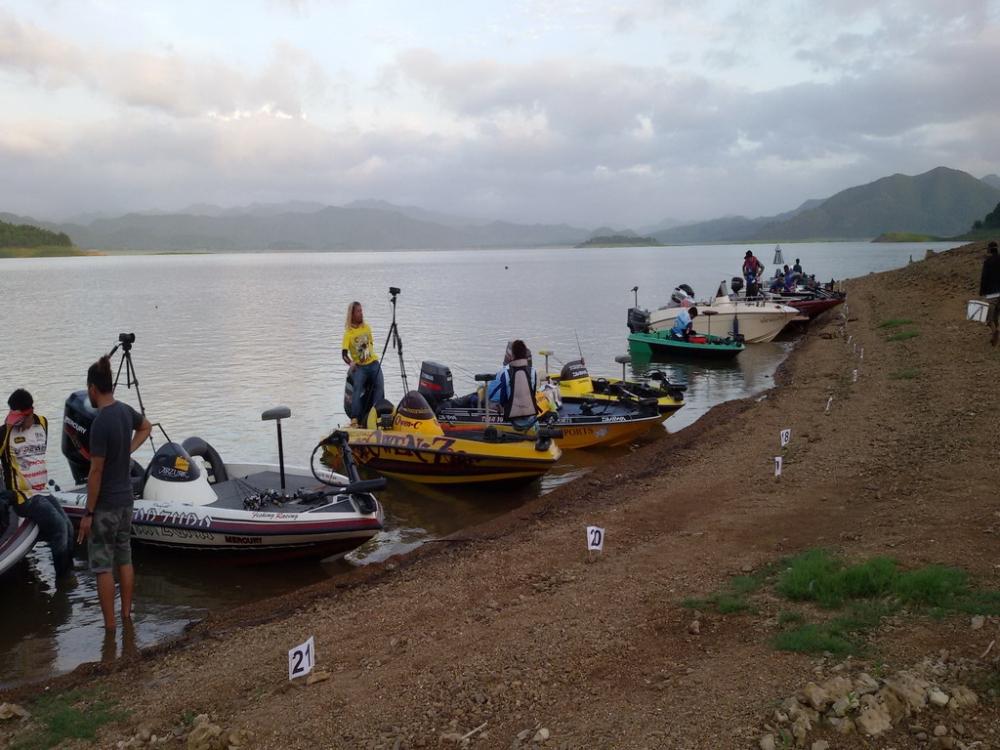 [b]บรรยากาศที่จุดปล่อยตัว  ตรงร้านชายหาด  

เรือทุกลำจะต้องจอดตรงกับหมายเลขของตัวเอง เป็นระเบียบดี