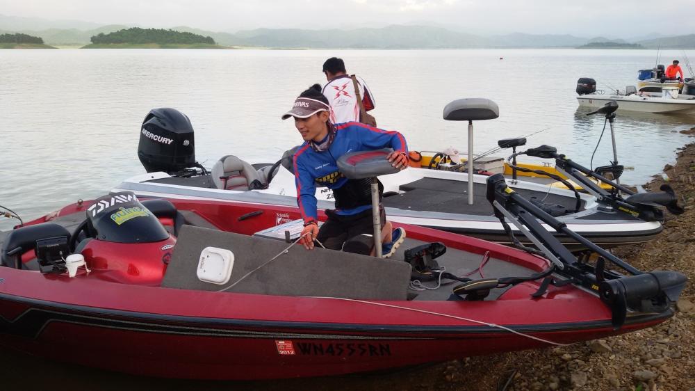 [b]โจ๊ก กำลังตรวจความเรียบร้อยของเรือ ที่ใหญ่มากกกกกกกกกกกกกก ถ้าเทียบกะตัวเทอ[/b]  :grin: