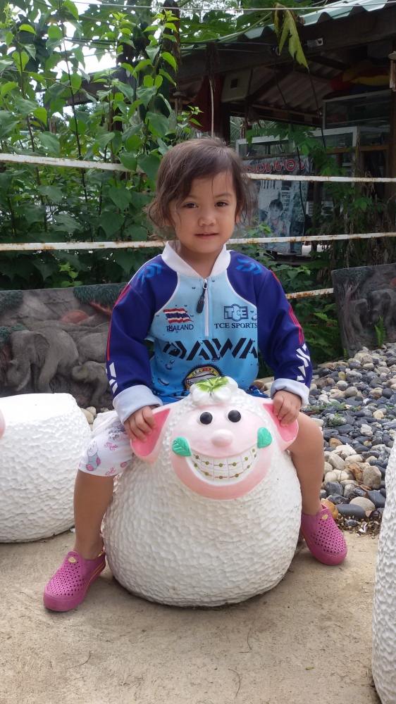 [b]ลูกสาวคนสุดท้องของน้าแอ๊ป ชอบน้องแกะมาก หลานยังไม่ค่อยชินกะคนอื่นเท่าไหร่ เลยไม่ให้ใครอุ้มเลย

