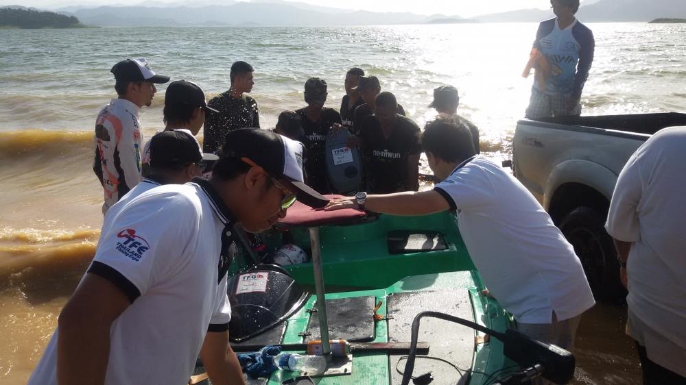 [b]เรือเกยฝั่งอีกแล้วครับท่าน เหมือนเดิม น้ำเข้าเรือ ต้องวิดออกให้ได้มากที่สุด และก้อช่วยกันยกเหมือน
