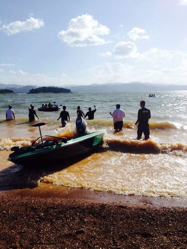 [b]เรือขึ้นฝั่งทุกลำเสร็จเรียบร้อย กรรมการก้อขึ้นมาแต่งตัว เพื่อที่จะประกาศผลการแข่งขัน

ภาพนี้ cr
