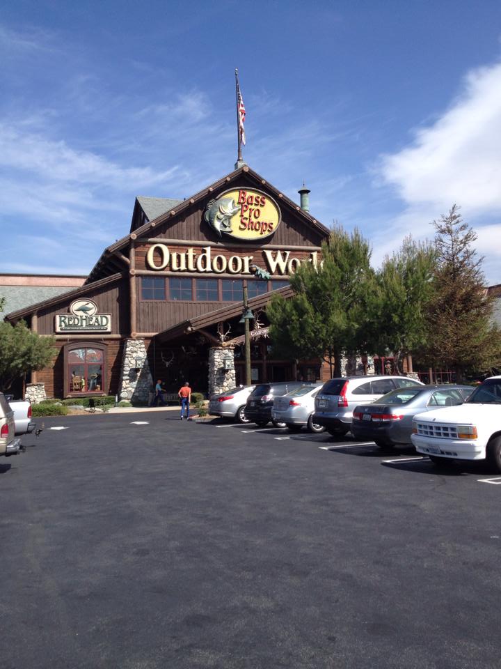 [b] [center]

ตอนบ่ายเพื่อนมารับไปช้อปปิ้ง Bass Pro Shop เพราะเหยื่อที่เอามาจากบ้านไม่เหมาะกับปลาแ