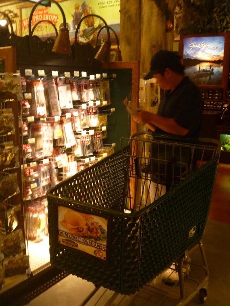 [b] [center]

Bass Pro Shop รู้ทุกเรื่องเรื่องแบสจริงๆ  จัดหนอนยางมาเยอะๆ เลยน้อง ส่วนพี่ไปหลงอยู่