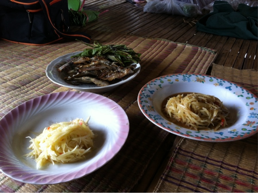 เนื้อปลาหวานๆ กับส้มตำสูตรป่า อร่อยคราบ :umh: :umh: :umh: