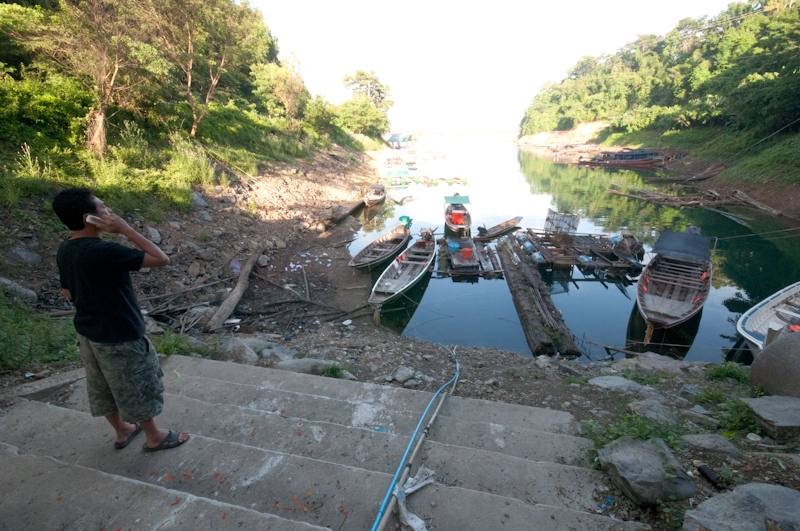 ปัญหาต่อมาก็เกิดขึ้นทันทีครับ ไม่เจอเรือที่นัดไว้ และลุงคนขับเรือทิ้งโทรศัพท์ไว้ที่แพ  :frown: