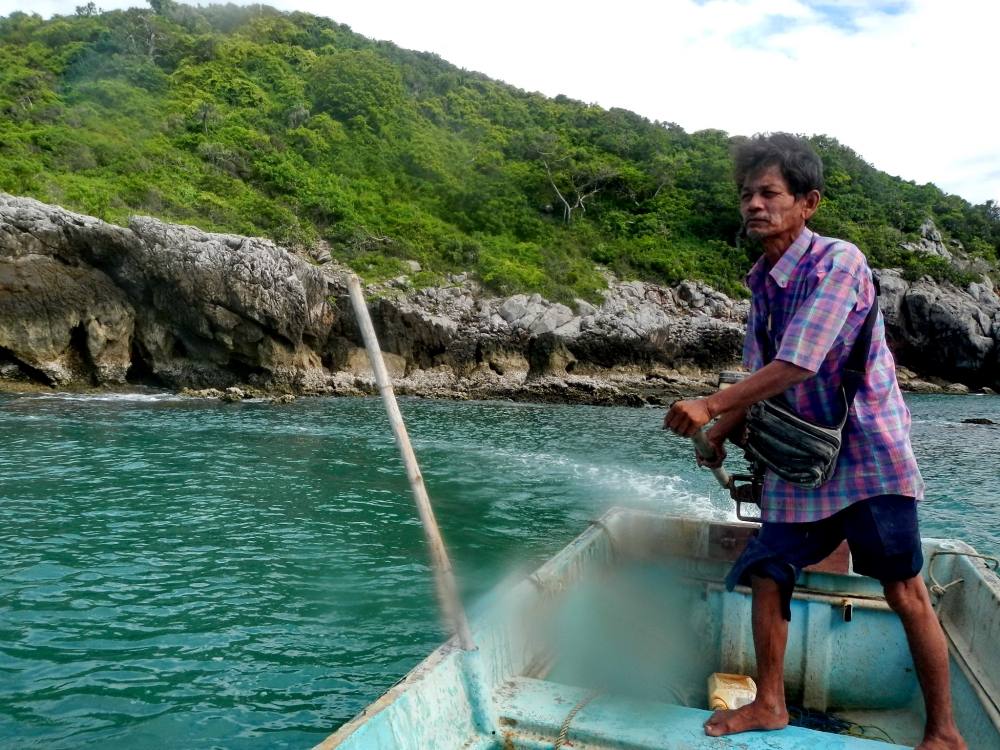 [b]นั่งเรือวนกลับไปที่น้าแชมป์....ที่เราแยกกันตีครับ ....ไปดูว่า น้าเค้าโดน อารัย บ้าง[/b] :laughin