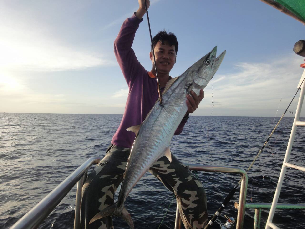 ท้ายเรือน้อยหน้าไม่ได้ หลังจากโดนกัดขาดหลุดกันไปร่วมสิบกว่าที ประตูแรกของเกมส์ลอยสายก็มาทันที อะไรเอ