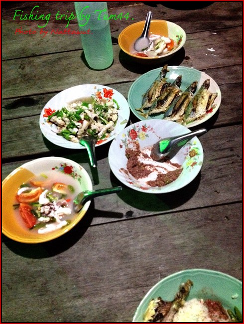                                        ค่ำลงก็ได้ทำอาหารทานกันครับ  อยากบอกว่ากับข้าวที่ทำในเรือ  มั