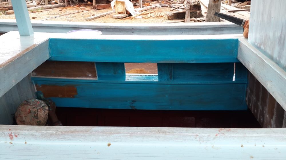 ห้องเครื่องและฝาครอบเครื่องด้านล่างใช้สีเดียวกันคับ ทารอบแรกคับ :smile: