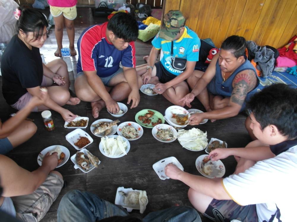  



[center] [b]   ไม่ต้องกินบนโต๊ะ ไม่ต้องกินอาหารแพงๆ อาหารที่ได้มาจากการ ตกปลา และธรรมชาติมอ