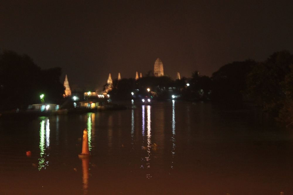 ............วิว วัดวา อาราม  วัดชัย....สวยๆๆ  ยามคำ่คืนที่แสน สนุกรอเราอยู่ครับ....... :love: :love: