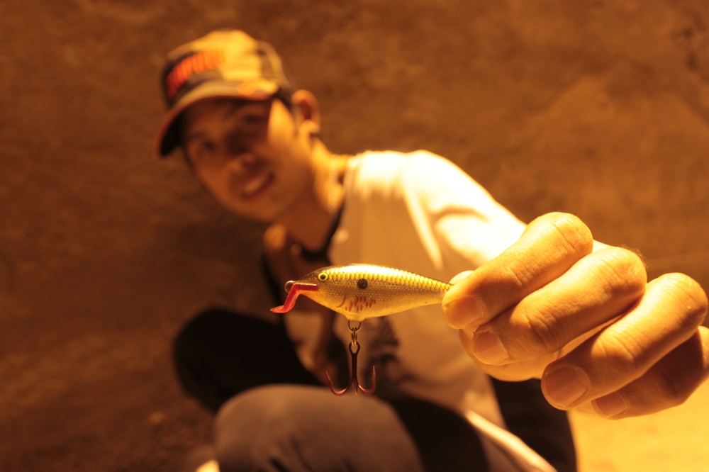 ผมลองเลือก เหยื่อของ RAPALA  SSR ....อีกครั้ง ครับ..........มีกัดคราวนี้กระสูบแว้นๆๆๆๆๆ เยอะแยะ :lov