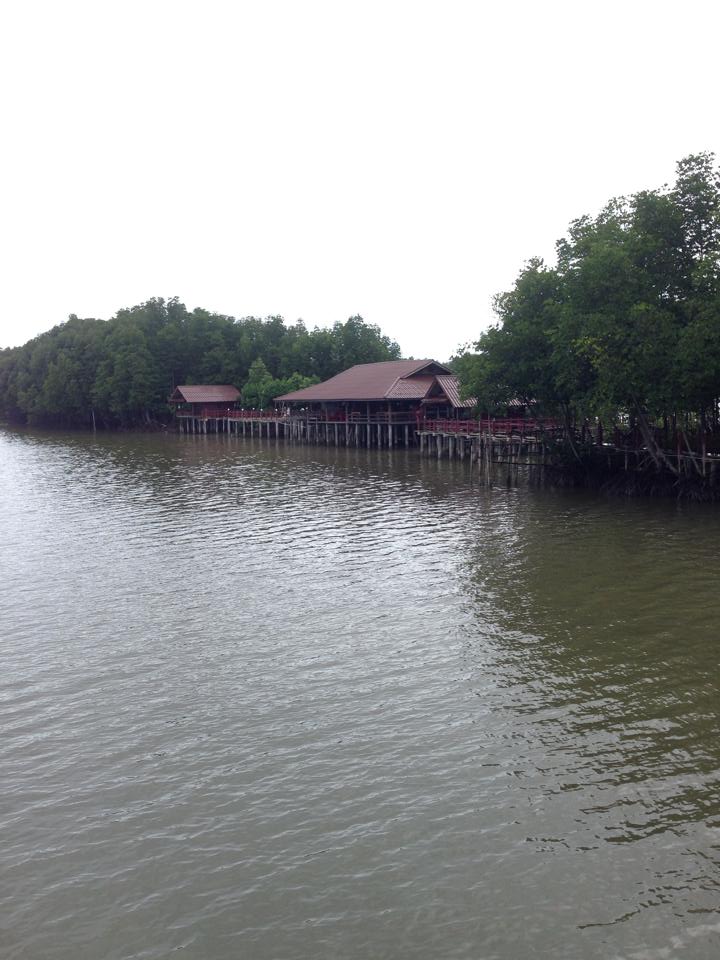 มีรีสอร์ทบรเวณหัวสะพานครับ