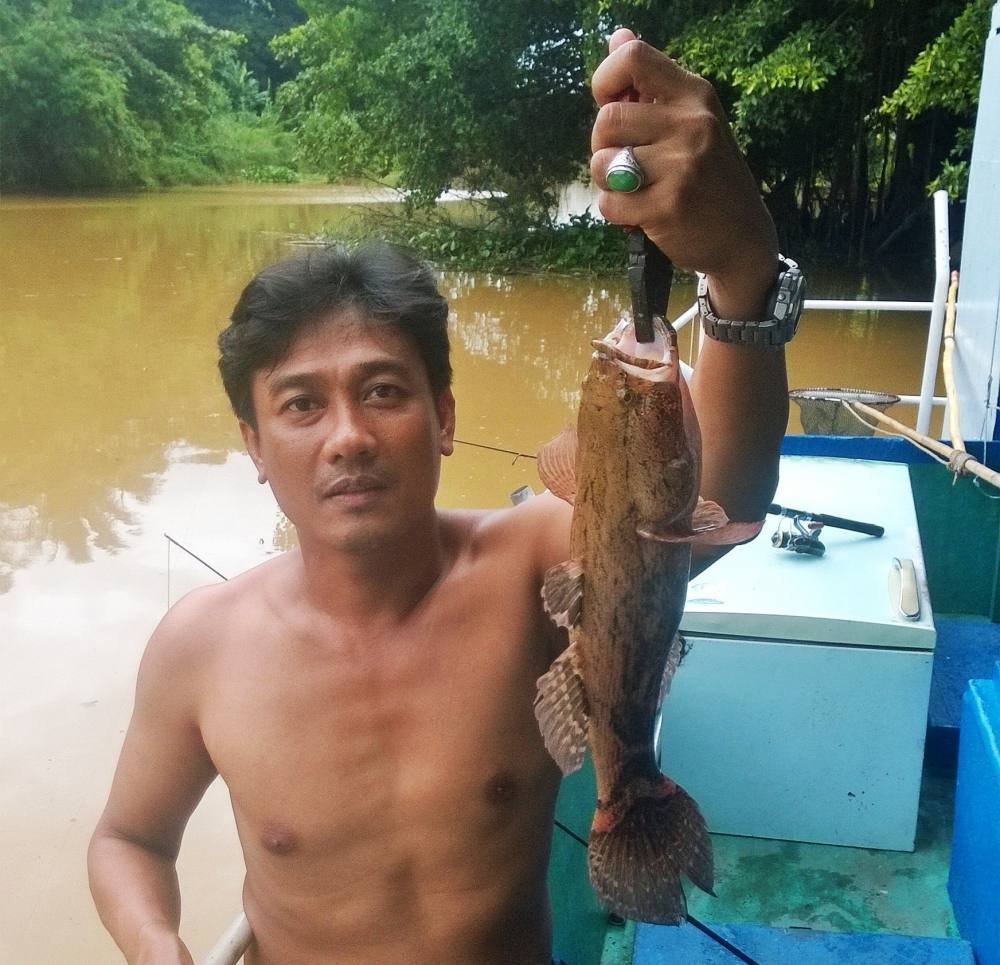 ตั้งเบ็ดตกกุ้งทิ้งไว้ไม่อยู่ๆเบ็ดหล่นน้ำรีบเอาตะขอเกี่ยวเบ็ดขึ้นมา มันพาเบ็ดวิ่งอีกคิดในใจกุ้งคงใหญ่