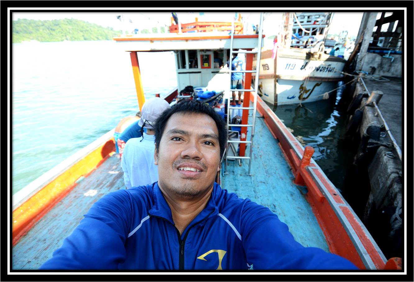 มาถึงก็ถ่ายภาพเซลฟี้ กับเรือลำโปรดก่อนเลยครับ :smile: