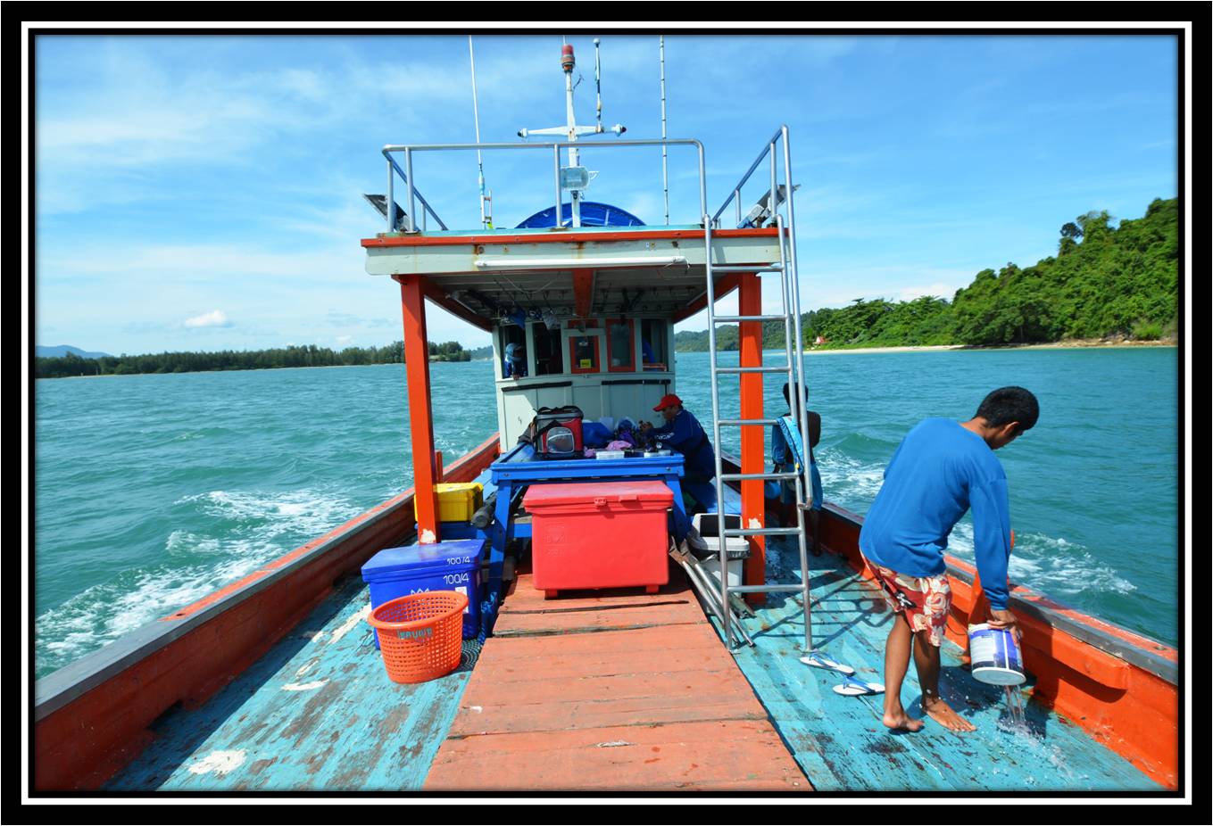 เรือลำนี้กว้างขวางไว้ต้อนรับลูกค้า คอตกปลาทะเลอย่างแท้จริงครับ ดูแลลูกค้าดุจญาติพี่น้องกันเลยทีเดียว