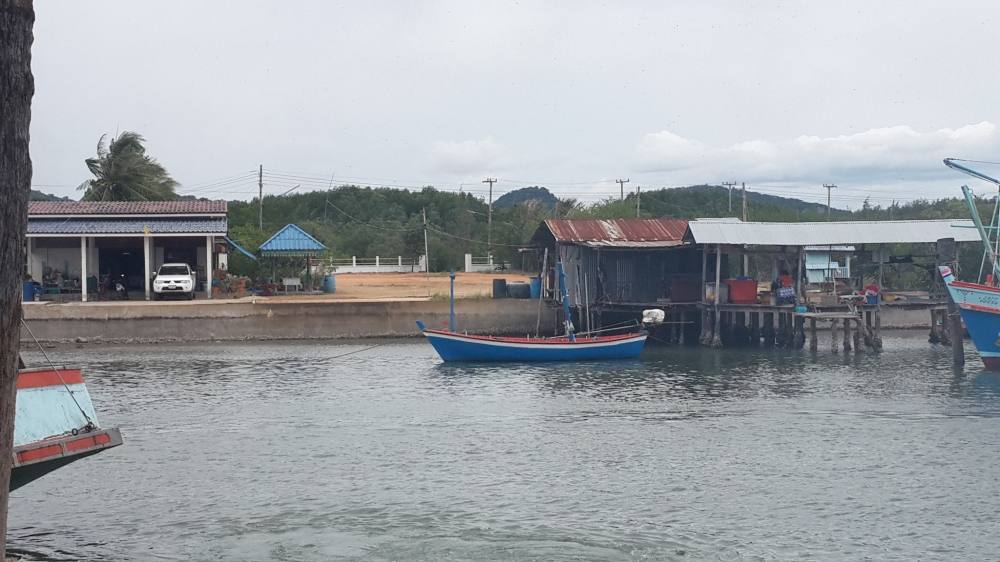 แพส่วนตัวฝั่งตรงข้ามนี้เป็นของผู้ใหญ่ที่รู้จักและนับถือกันมานานหลายสิบปีคับ มีเรือใหญ่จอดอยู่แค่ลำเด