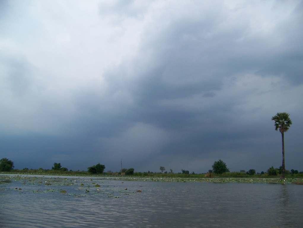 มาใกล้แล้วคับ เห็นทีต้องหาที่หลบฝนก่อนนะคับ  :ohh: :ohh: