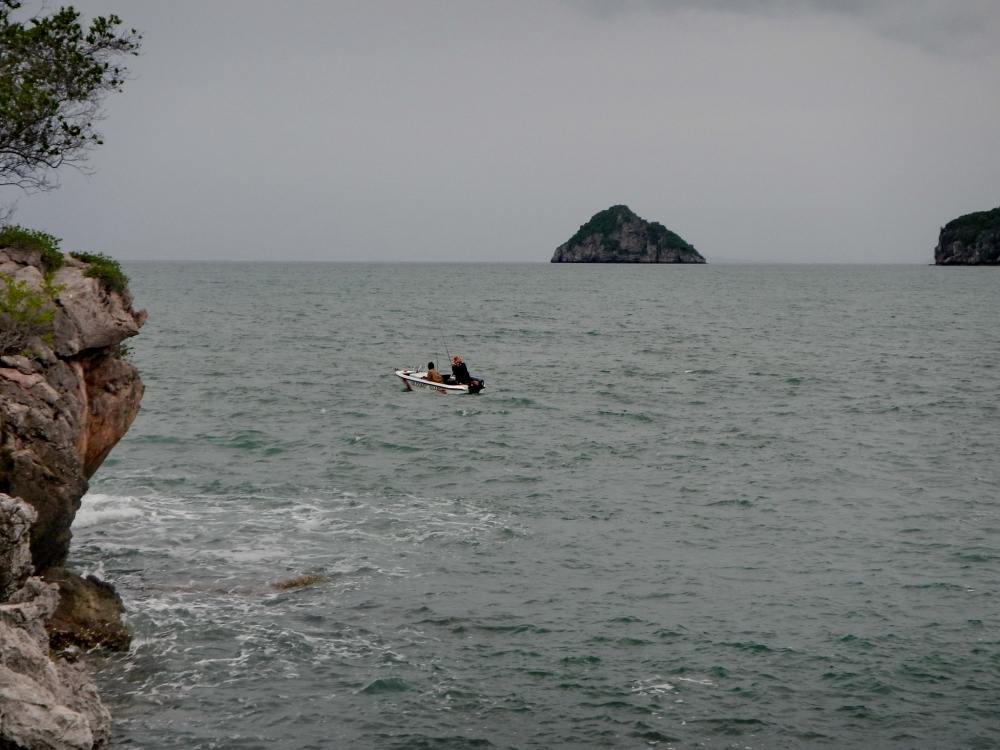 [b]จากนั้น เตรียมตัวขยับเข้าด้านใน...ก็มองเห็น น้าๆ มาลอยเรือตกหน้าดิน กันครับ [/b] :grin: :grin: :