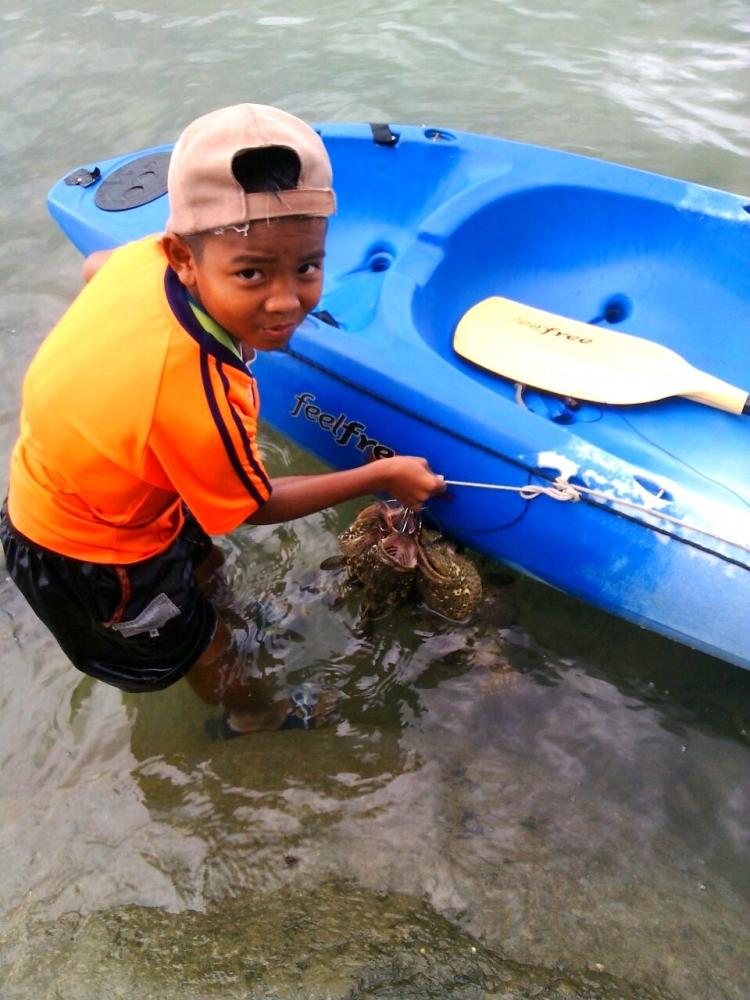 ปลาเริ่มกัดเหยื่อ คนก็เริ่มหิว โดยเฉพาะตัวเล็กที่นั่งข้างหลังเรือ ผมกับโปรฉุยเลยเข้าฝั่ง ยืดเนื้อยืด