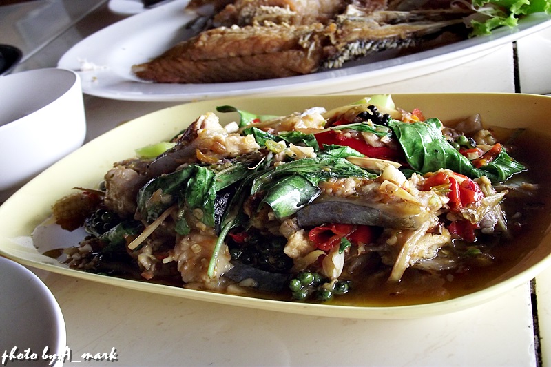 เมนูสุดท้าย นี่ครับผมชอบมาก ผัดเผ็ดปลาบึกอร่อยมากครับ
 :umh: :umh: :umh: กินเสร็จแล้วเดียวไปต่อกันเ