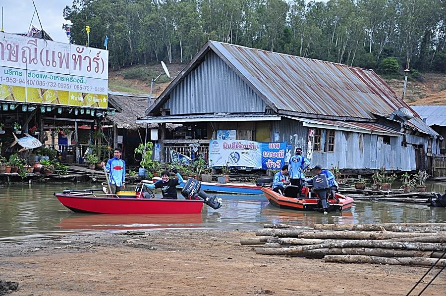 เอาเรือลงกันเรียบร้อย ดูคึกครื้นกันเชียว  :sleeping: :sleeping: :sleeping: :sleeping: