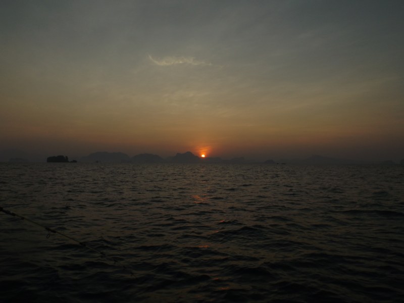 พระอาทิตย์ขึ้นที่เกาะยาวเล็กคับ
