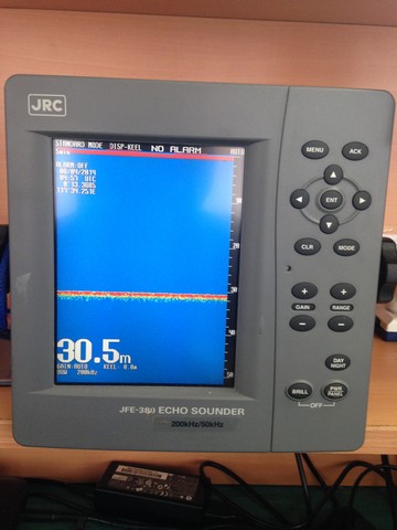 ตกไปตกมาปลาไม่กิน ขึ้นไปดุ echo sounder บนสะพานเดินเรือ เงียบครับไม่มีปลาเลย เลยนอนวะ :grin: :grin: 