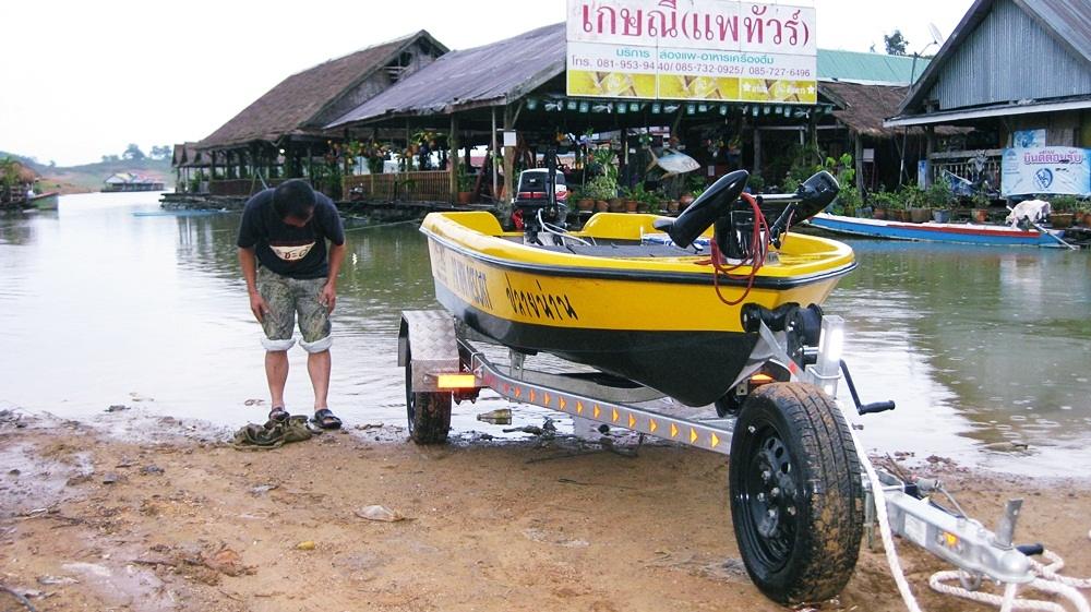 ฝนยังคงตกเรื่อยๆทางลงเรือค่อนข้างลื่นตรงริมตลิ่งรถไม่ใช่ขับสี่ด้วยไม่น่าเสี่ยงเอาไปใกล้ๆน้ำครับ เทเล