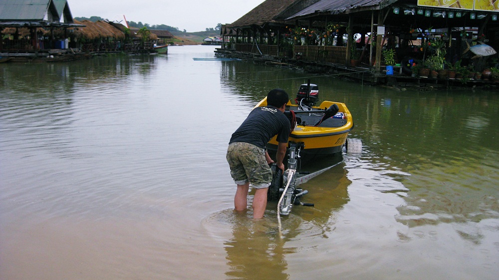 น้าหยาเข็นเทเลอร์เรือลงน้ำครับ  :grin: