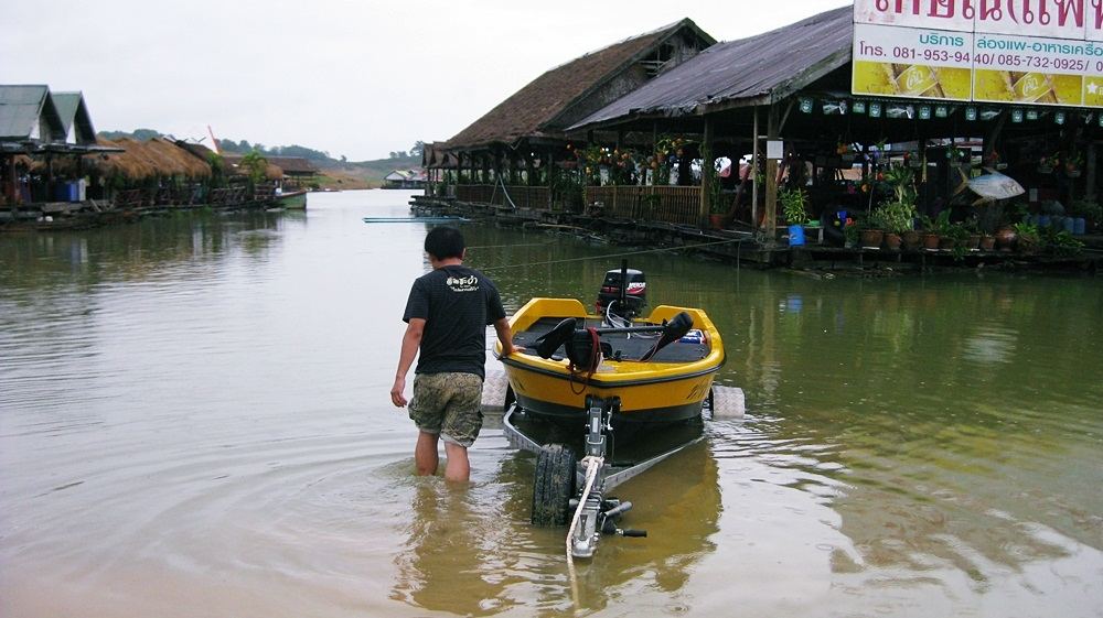 น้าๆที่ใช้รถขับสองหรือรถเก๋งลากเรือไม่อยากเสี่ยงติดโคลนผมแนะนำเลยครับ เทเลอร์แบบสามล้อ  