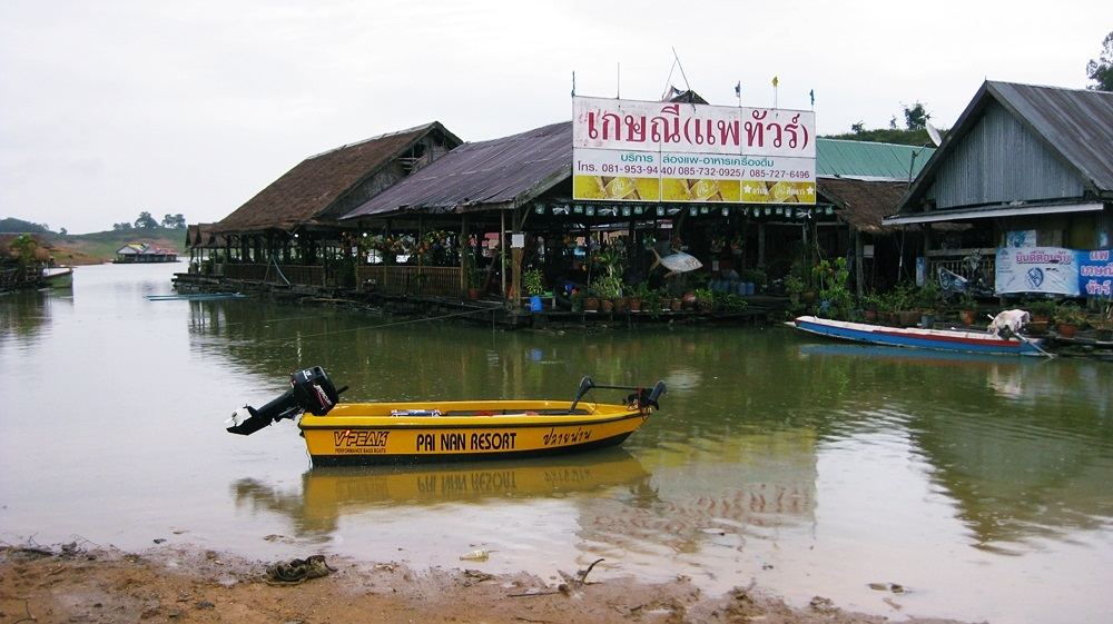 ลงเรือได้เรียบร้อย ฝนยังไม่หยุดเลย มาถึงที่แล้วยังไงต้องลุยครับ พายุลูกนี้คงทำให้น้ำเพิ่มขึ้นมาอีกนิ