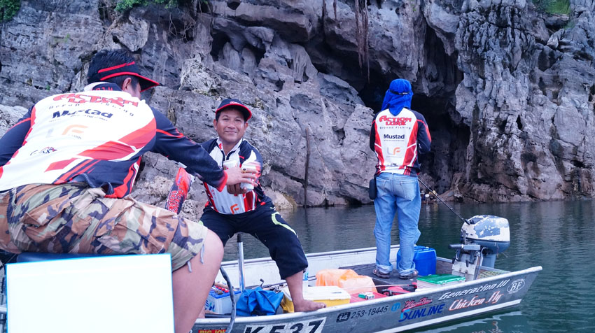 เอ๊ะ ! มีมันเรือพ่อค้าไก่ย่างนี่นา  ว่าแต่ว่า เค๊าแวะมาทำอันใดรึ   :ohno: :ohno: :ohno: :ohno:

อ้