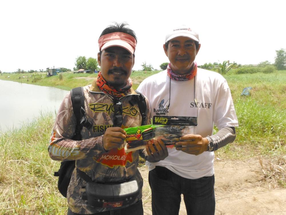 น้าจอมลุยแหลกครับวันนี้ 5555

ของรางวัลผู้สนับสนุนมอบให้กับปลา50ตัวแรกครบแล้วก่อนเที่ยง
 :smile: 