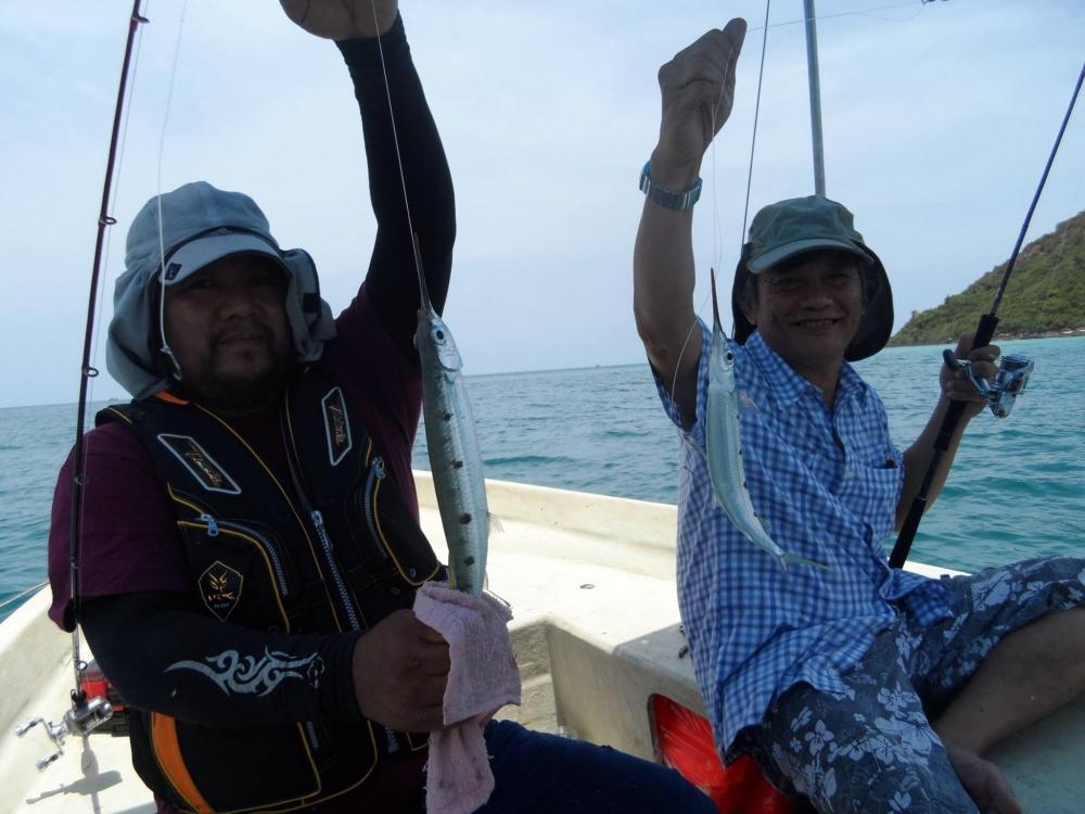 ครั้งนี้มีเพื่อนรัก น้าชู กับ น้าจิ๋ว รวมลงตกปลาเล็กด้วยกัน

เหยื่อที่ใช้เป็น ปลาหัวอ่อน ของชอบของ