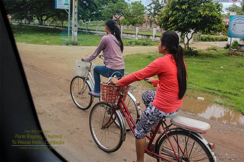  [center]คนที่นี่ ใช้ จักรยาน มอเตอร์ไซต์ เกวียนเทียมม้า วัว ลา และรถยนต์ ในการ คมนาคม กันบนถนนหนทาง