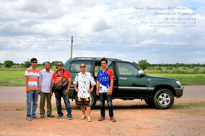 หยุดพักฉี่ระหว่างทางไปพนมเปญ [i][Subtitle: Stop for taking a leak during the journey to Phnom Penh.]