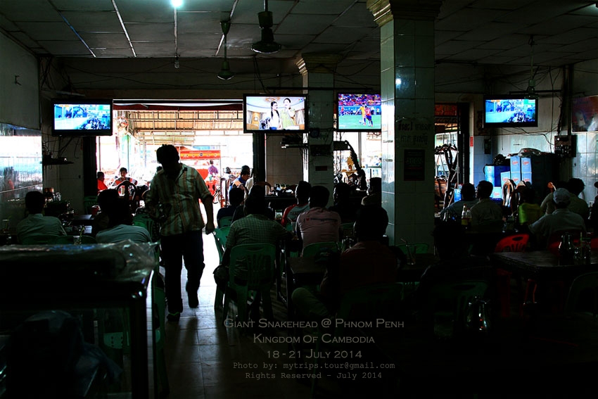 ร้านกาแฟที่นี่ เหมือนโรงหนังเลยน่ะครับ มีทีวีให้นั่งดูระหว่างสภากาแฟ แต่ต้องแยกโสตประสาทกันเอาเองน่ะ