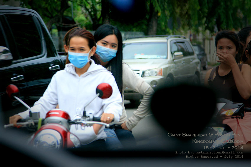 พอรถเริ่มเข้าตัวเมืองพนมเปญ ยังไงก็ไม่วายแอบถ่ายสาวๆ มาฝากกันน่ะครับ [i][Subtitle: While our car app