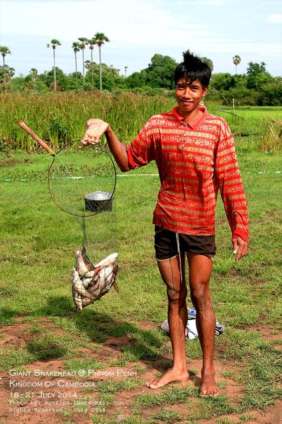 พรานท้องถิ่น กับผลงานของเขา [i][Subtitle: The local fisherman with his outcome.][/i]  :love: