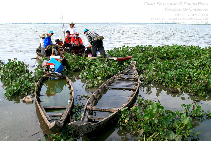 ทุกคนตะโกนบอกให้ผมรีบขึ้นเรือให้ไว จะมาถ่ายรูปหรือมาตกปลากันเนี่ยะ ผมตอบในใจว่า จัดไปทั้งคู่ได้ป่ะค