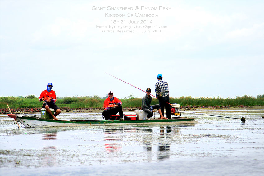 	เราวนไปวนมาหาหมายสวยๆในทะเลสาบ ก็มาเจอคนคุ้นเคยเข้าจนได้ [i][Subtitle: We went around finding many 