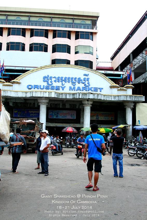 ในที่สุดไกด์กิติมศักดิ์ก็พาเรามาถึงตลาดเช้าโดยไม่หลงทางน่ะครับ  [i][Subtitle: Finally, our honorable