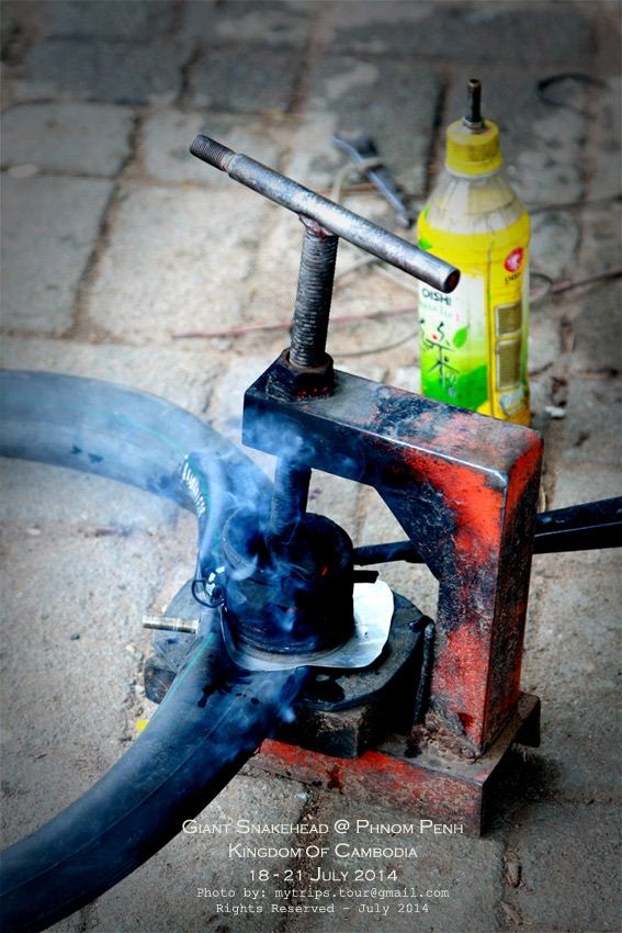 กรรมวิธีการปะยางในรถจักรยานยนต์ที่นั่น ถ่ายทำระหว่างการนั่งรถเที่ยวรอบตัวเมืองพนมเปญ #1  [i][Subtitl